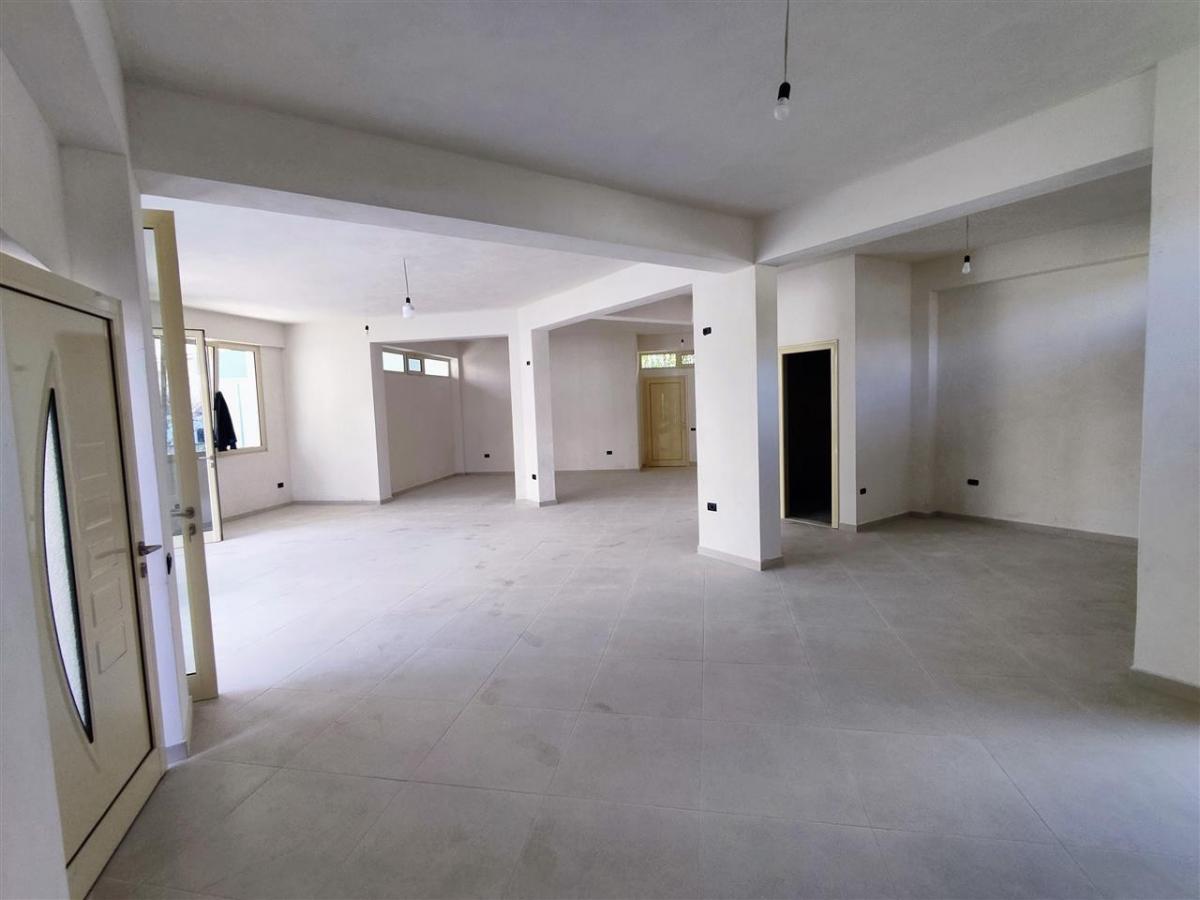 Click image for larger version

Name:	tirane-jepet-me-qera-ambjent-biznesi-magazinimi-150m2-i (1).jpg
Views:	7
Size:	75.3 KB
ID:	264743