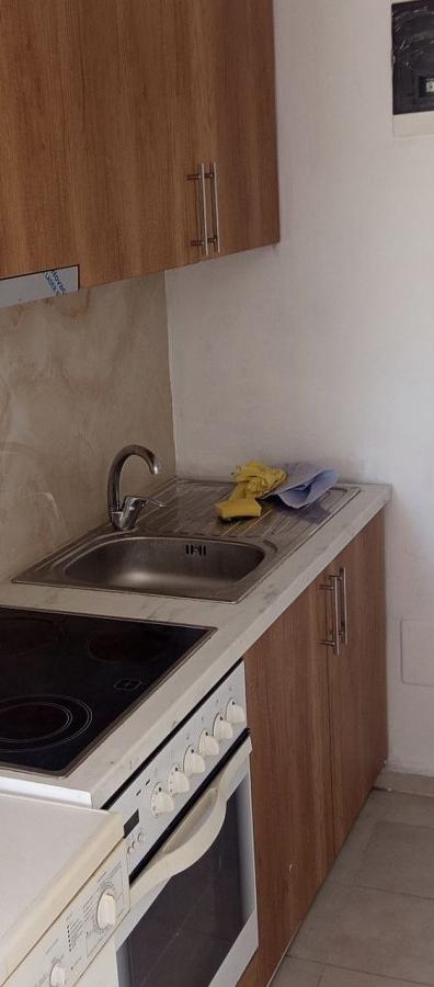 Apartament 1+1 me qera te Pas Fakultetit të Mjekësisë — 25,000 lekë/muaj