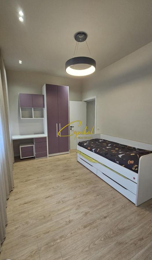 Shitet apartament 3+1+2 liqeni i thate 320.000 euro