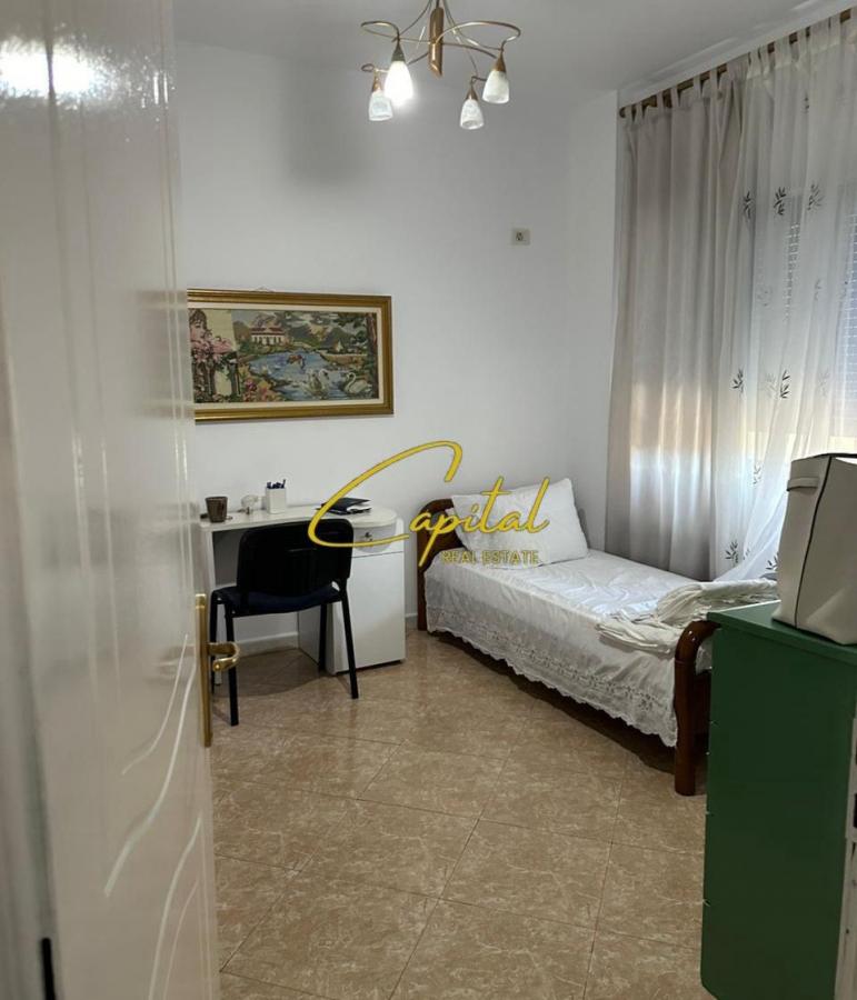 Apartament me qera 2+1 komuna e parisit 750 euro