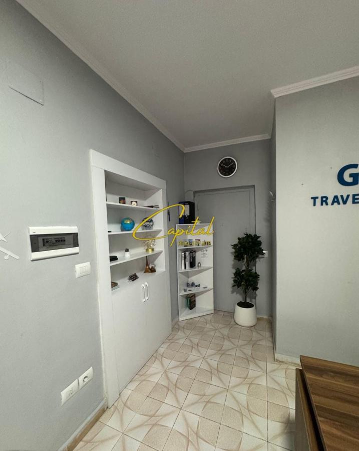 Ambient bizneis me qera 20 m2 rruga myslym shyri 27.000 leke