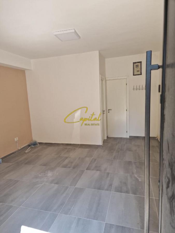 Zyre me qera 30 m2 rruga mine peza 45.000 leke