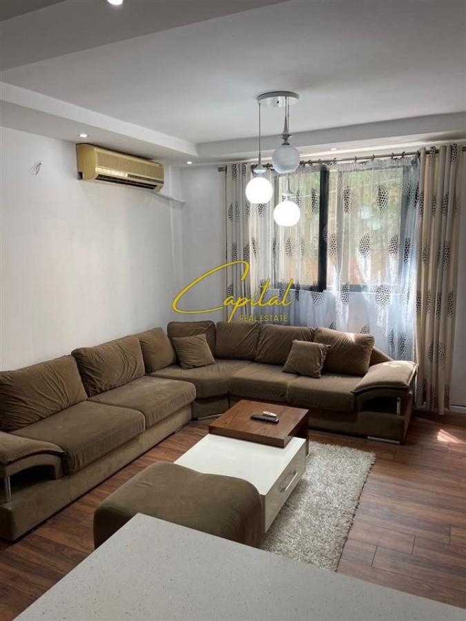 Apartament me qera 2+1 kopshti botanik 500 euro