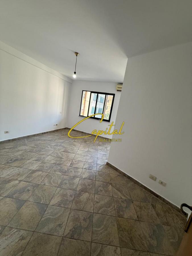 Shitet apartament studio 45 m2 pazari i ri 110.000 euro