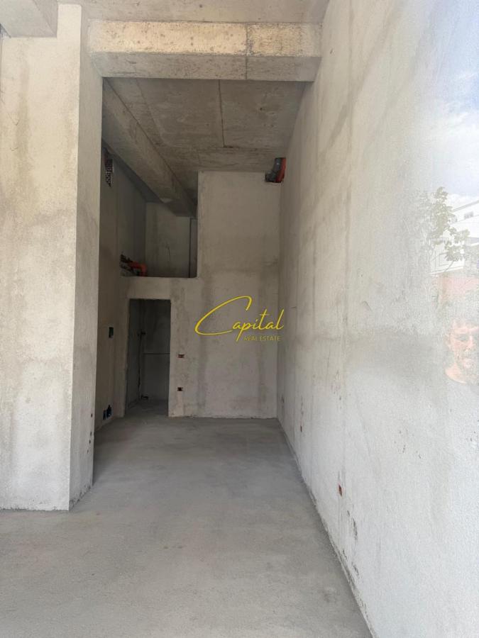 Shitet dyqan 32 m2 astir 120.000 euro