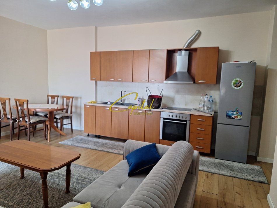 Apartament me qera 2+1 shkolla e bashkuar 550 euro