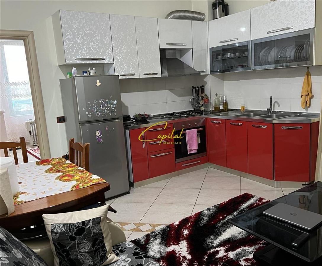 Shitet apartament 2+1 kamez 89.000 euro