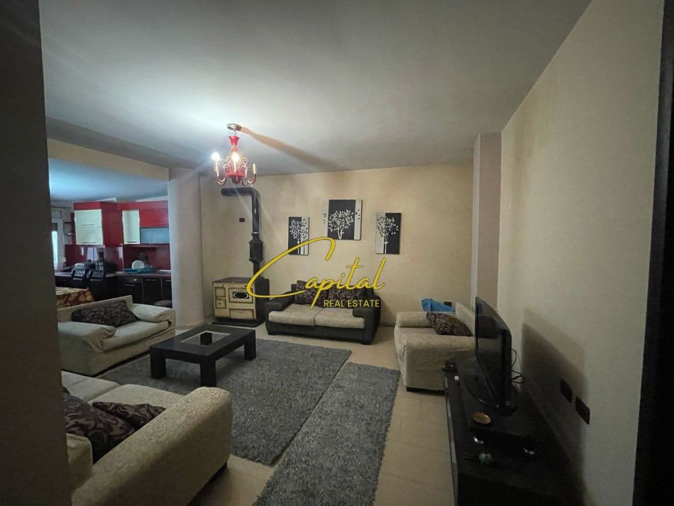 Apartament me qera 3+1+2 ish tregu elektrik 70.000 leke