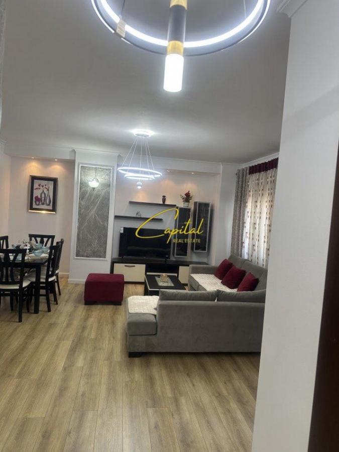 Shitet apartament 2+1 kombinat 145.000 euro