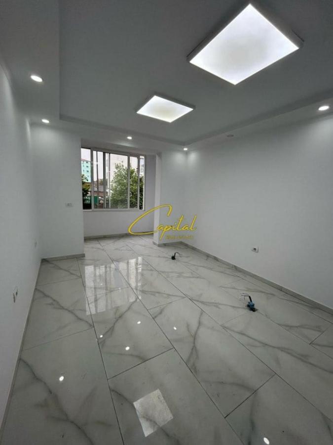 Zyre me qera 50 m2 rruga e dibres 700 euro