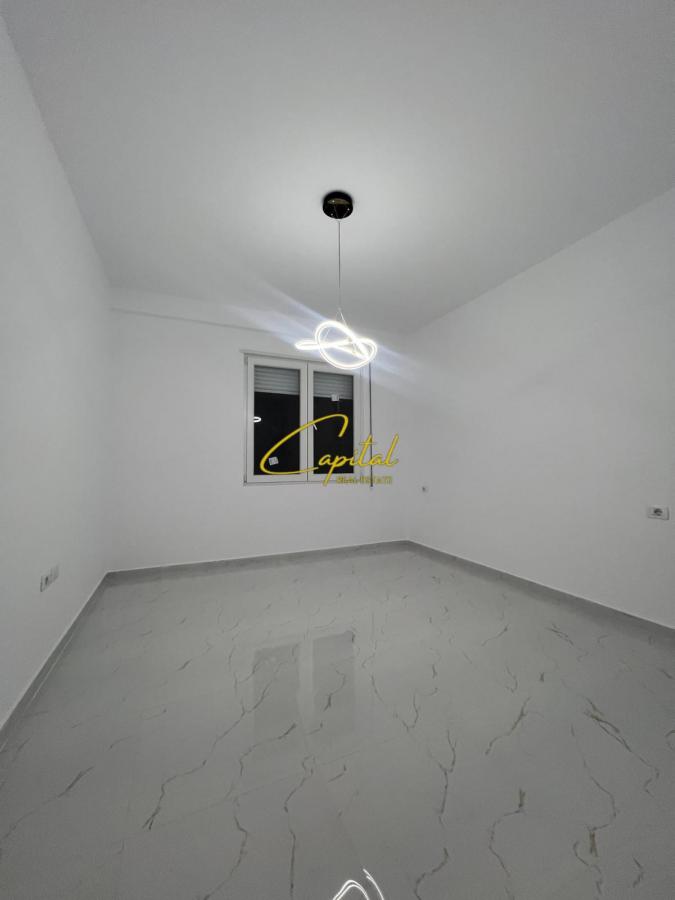 Zyre me qera 86 m2 5 maji 650 euro