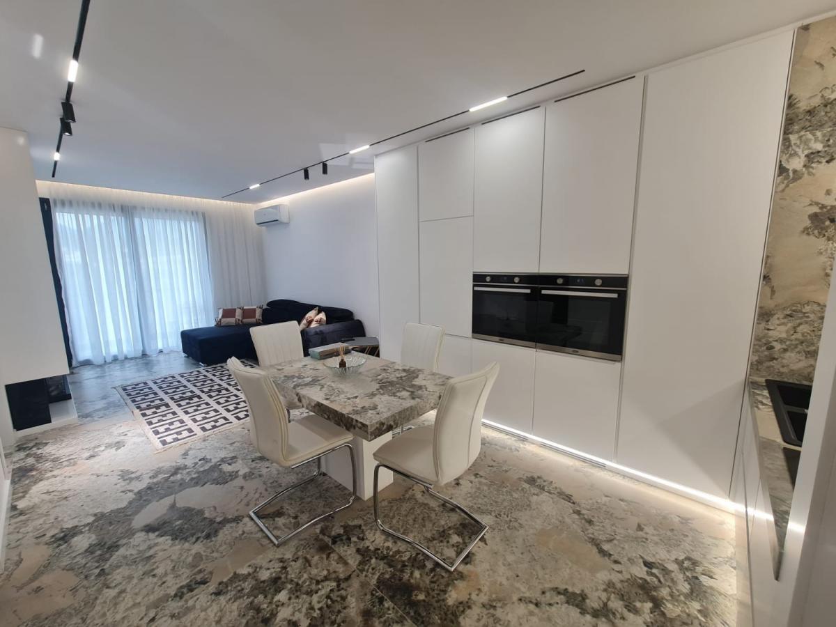 Jepet me qira apartament te Liqeni i Thatë