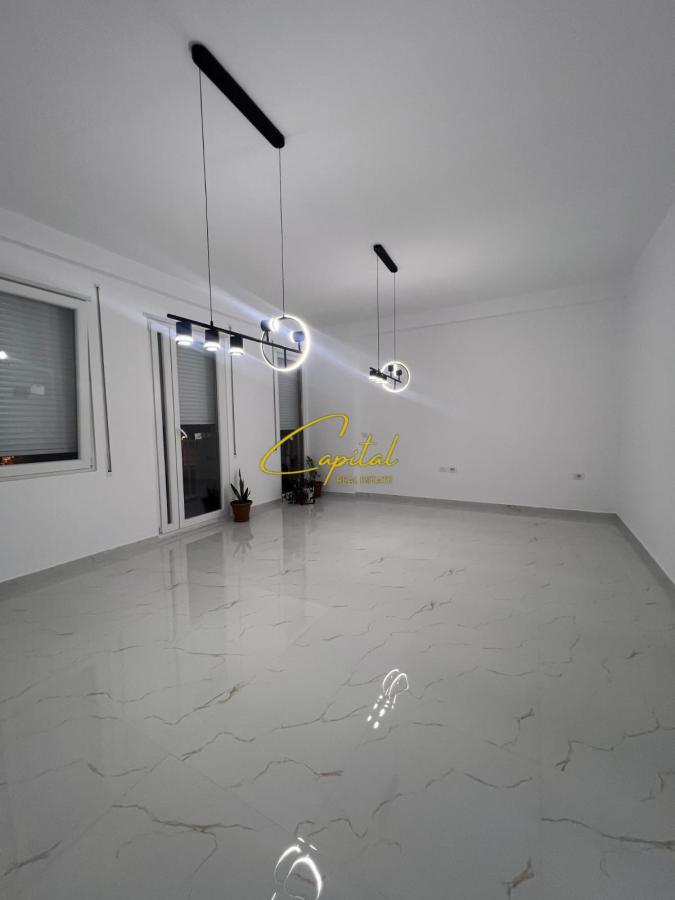 Zyre me qera 86 m2 rruga 5 maji 510 euro