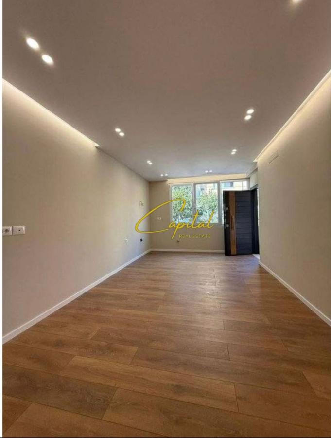 Ambient biznesi me qera 45 m2 rruga e elbasanit 650 euro