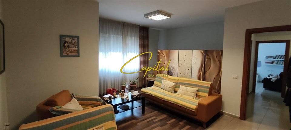 Shitet apartament 1+1 komuna  e parisit 172.000 euro