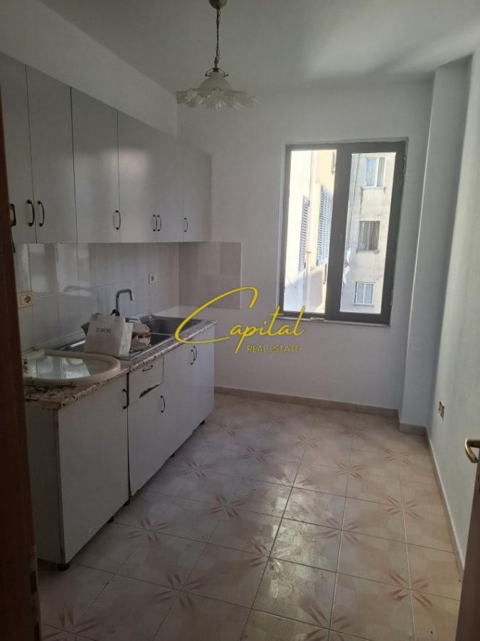 Shitet apartament 2+1 pallati me shigjeta 170.000 euro
