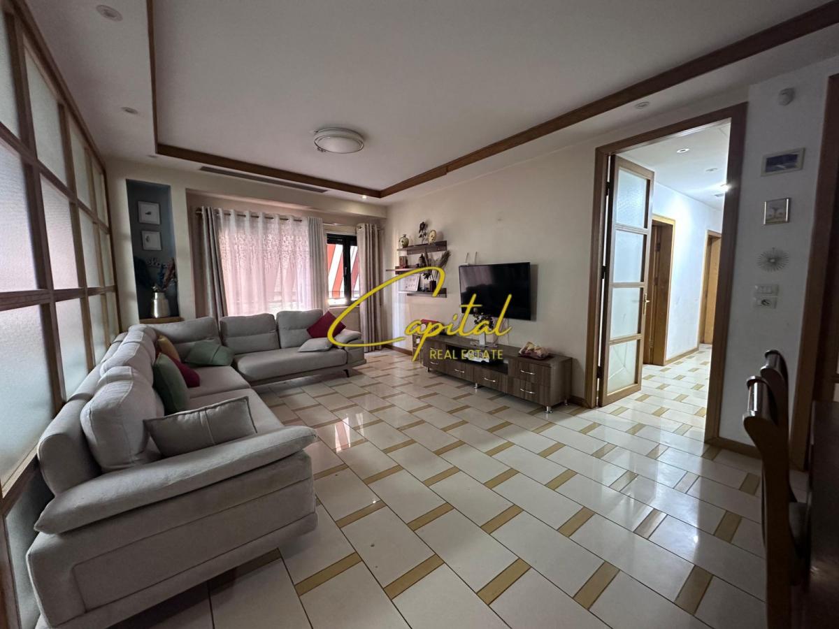 Apartament me qera 3+1+2 rruga e barrikadave 1.500 euro
