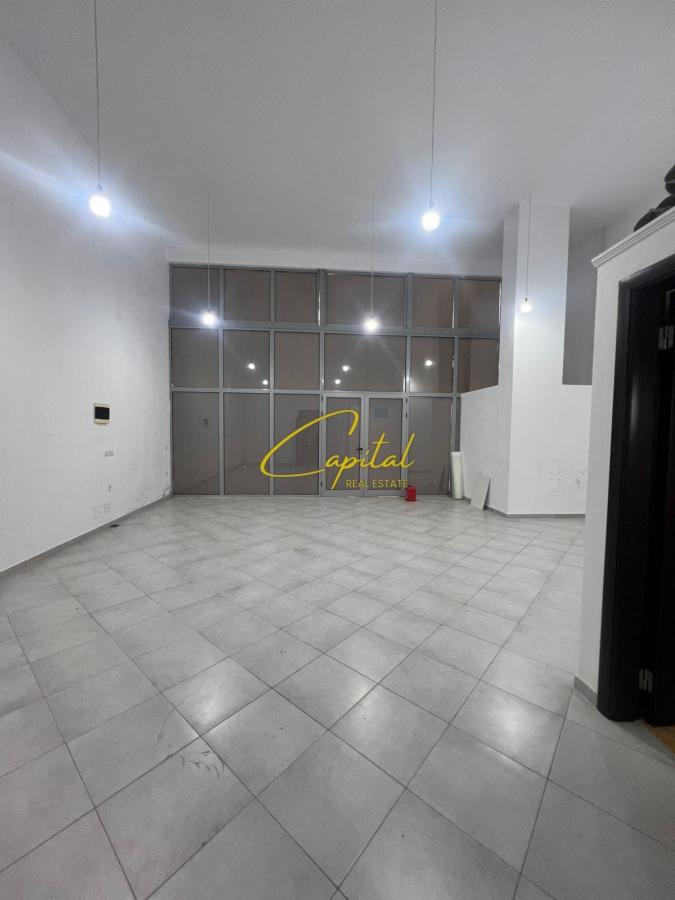 Dyqan me qera 120 m2 astir 1.150 euro