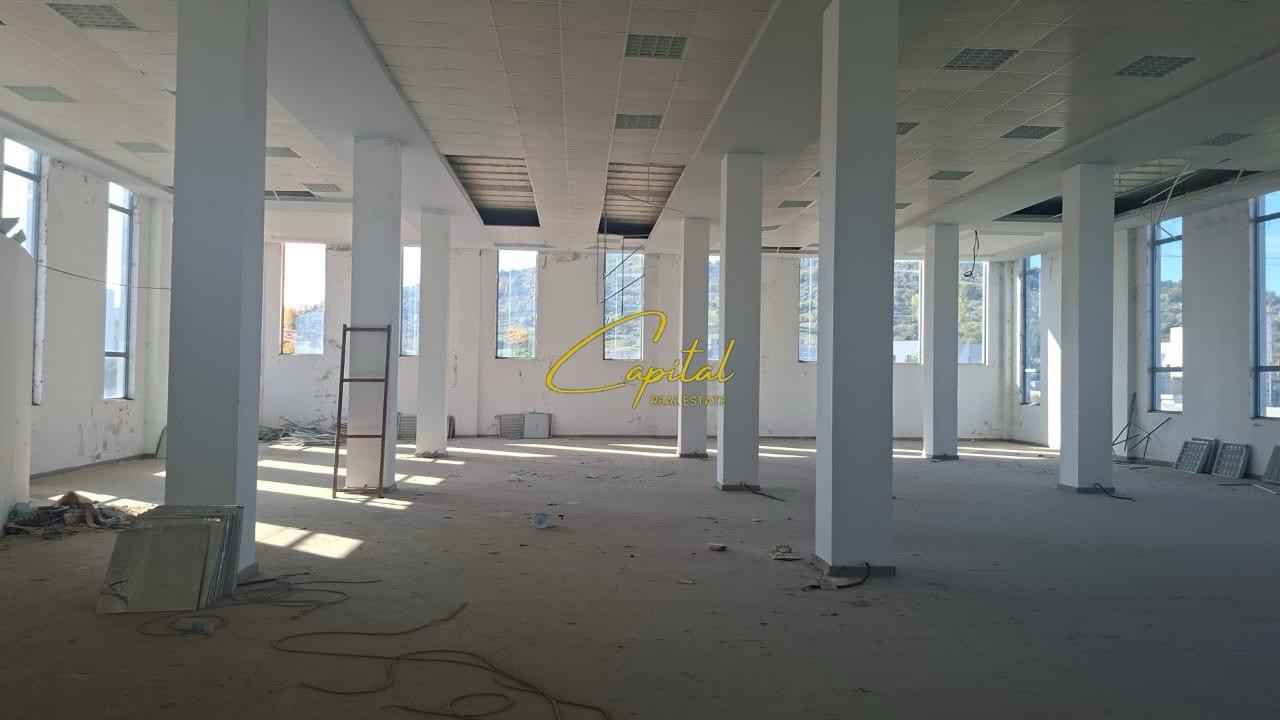 Magazine me qera 800 m2 autostrada tr-dr 2000 euro