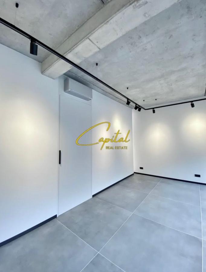 Ambient biznesi me qera 55 m2 rruga e barrikadave 600 euro