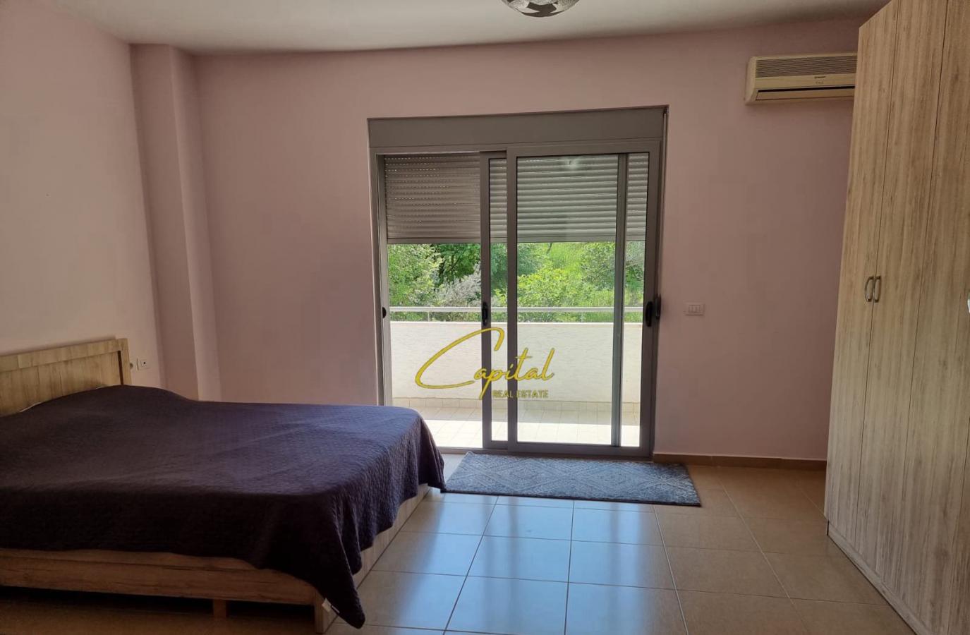 Shitet apartament 3+1 liqeni artificial 350.000 euro