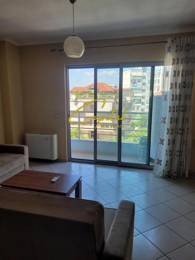 Shitet apartament 1+1 komuna e parisit 167.000 euro