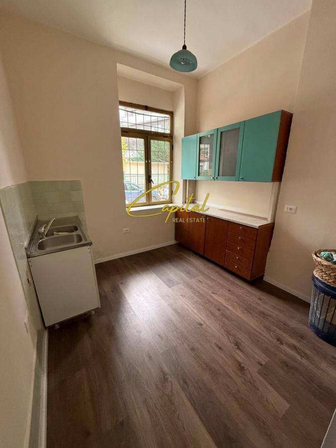 Ambient biznesi me qera 75 m2 rruga e dibres 120.000 leke