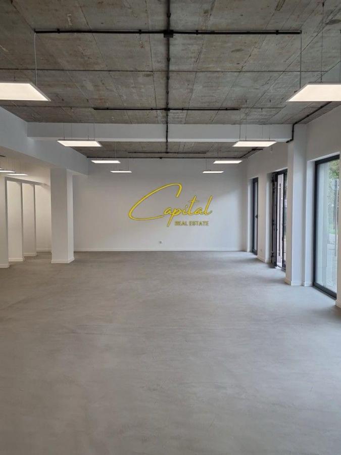 Dyqan me qera 120 m2 ali demi 1.700 euro