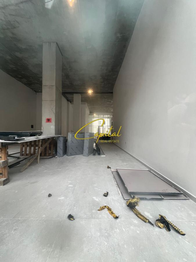 Dyqan me qera 200 m2 rruga e barrikadave 4.500 euro