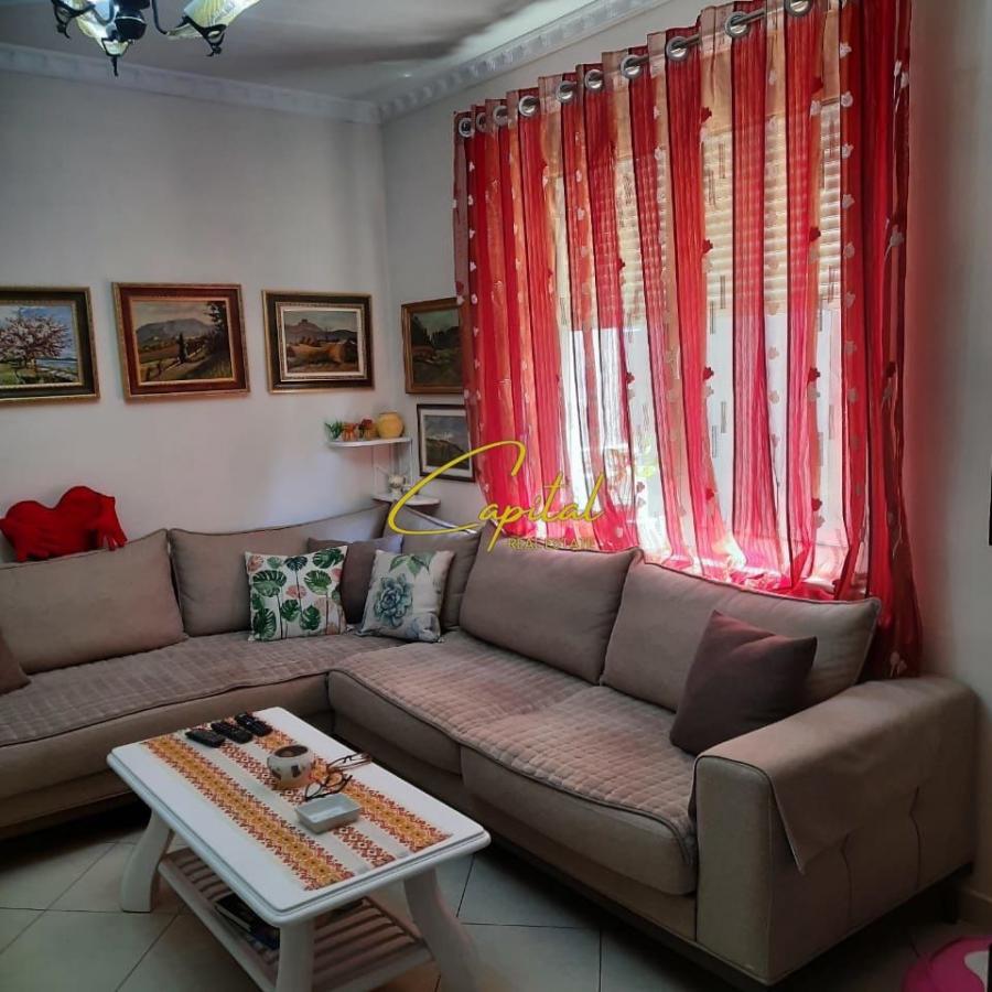 Shitet apartament 2+1 zogu i zi 195.000 euro