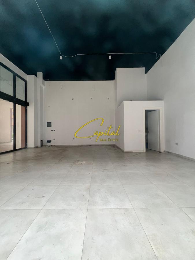 Shitet dyqan 70 m2 astir 210.000 euro