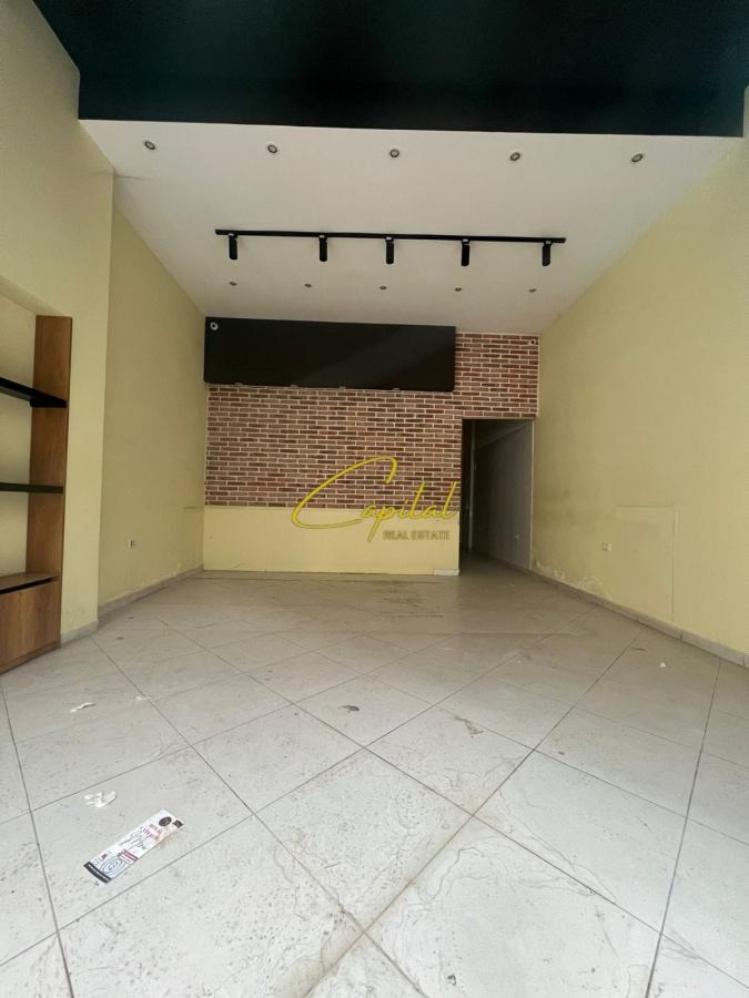Shitet dyqan 42 m2 astir 80.000 euro