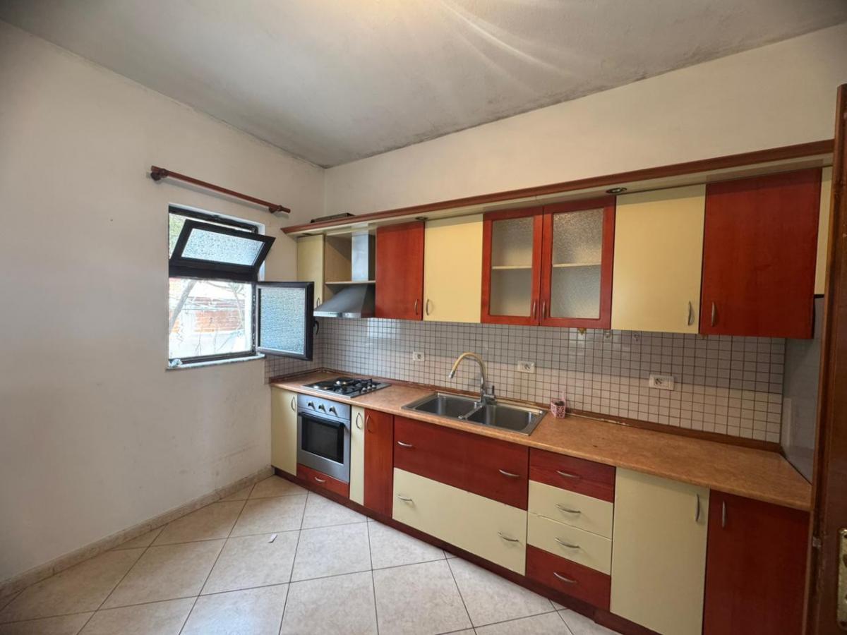 Jepet me Qira Shtëpi Private 3+1 - 450 i diskutueshëm – Astir, pranë Santanës!!