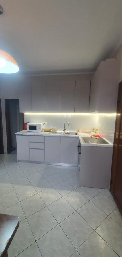 📌Jepet me Qira Apartament në Vilë – Rr.Kont Leopold Bertold, Ali Demi!