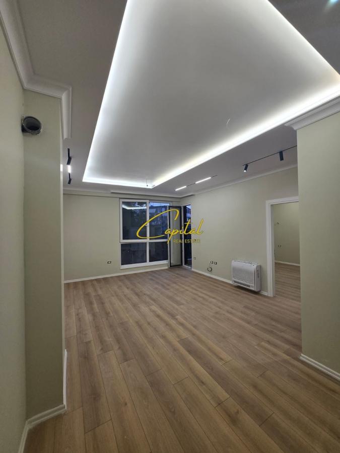 Zyre me qira 67 m2 komuna e parisit 700 euro