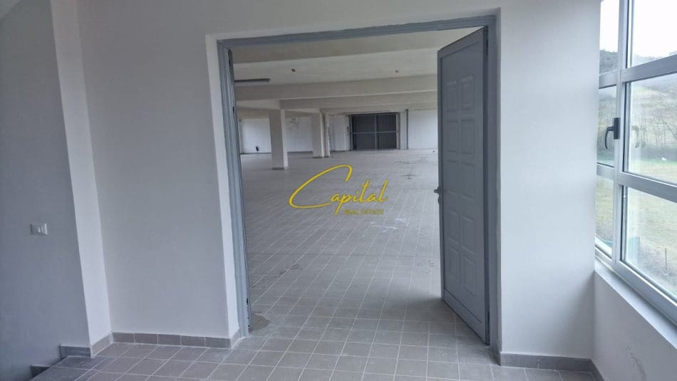 Kapanon me qira 720 m2 rruga e prushit 2.200 euro