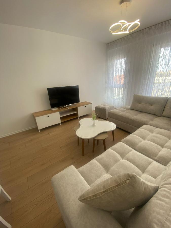 Jepet me Qira Apartament 1+1 – Rruga 5 Maji !