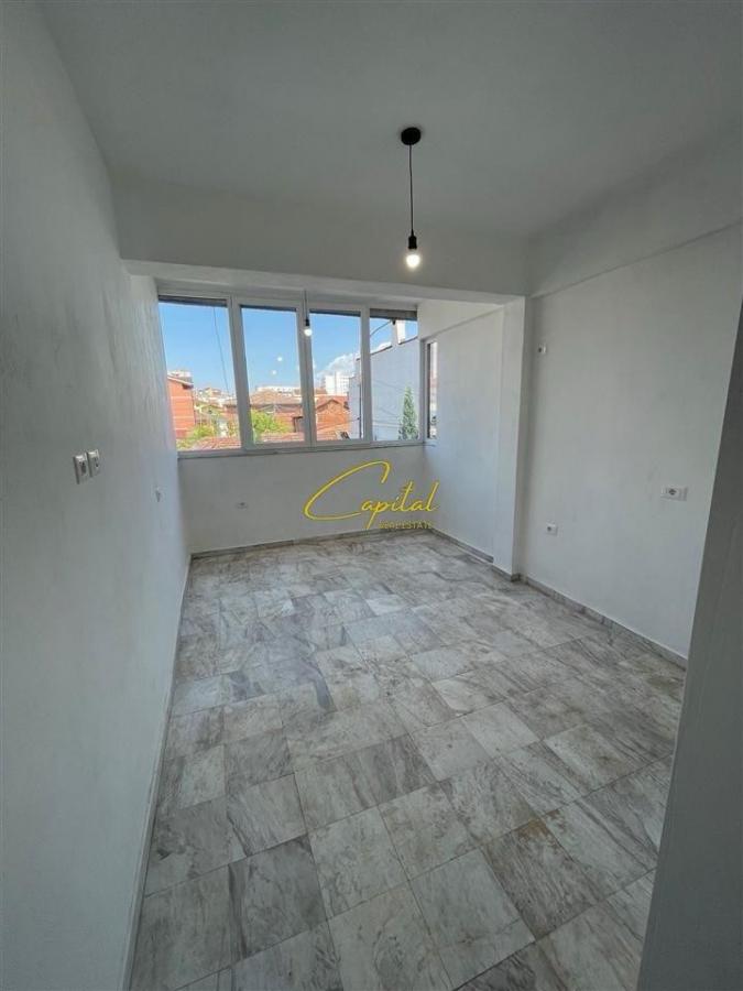 Zyre me qira 90 m2 rruga 4 deshmoret 70.000 leke