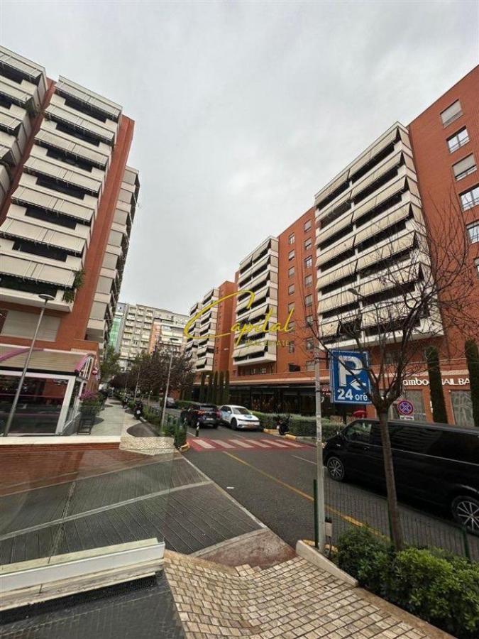 Zyre me qira 250 m2 rruga e kavajes 2.500 euro