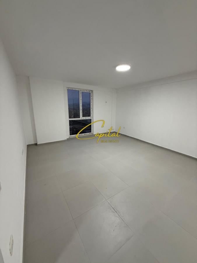 Zyre me qira 110 m2 rruga e dibres 40.000 leke