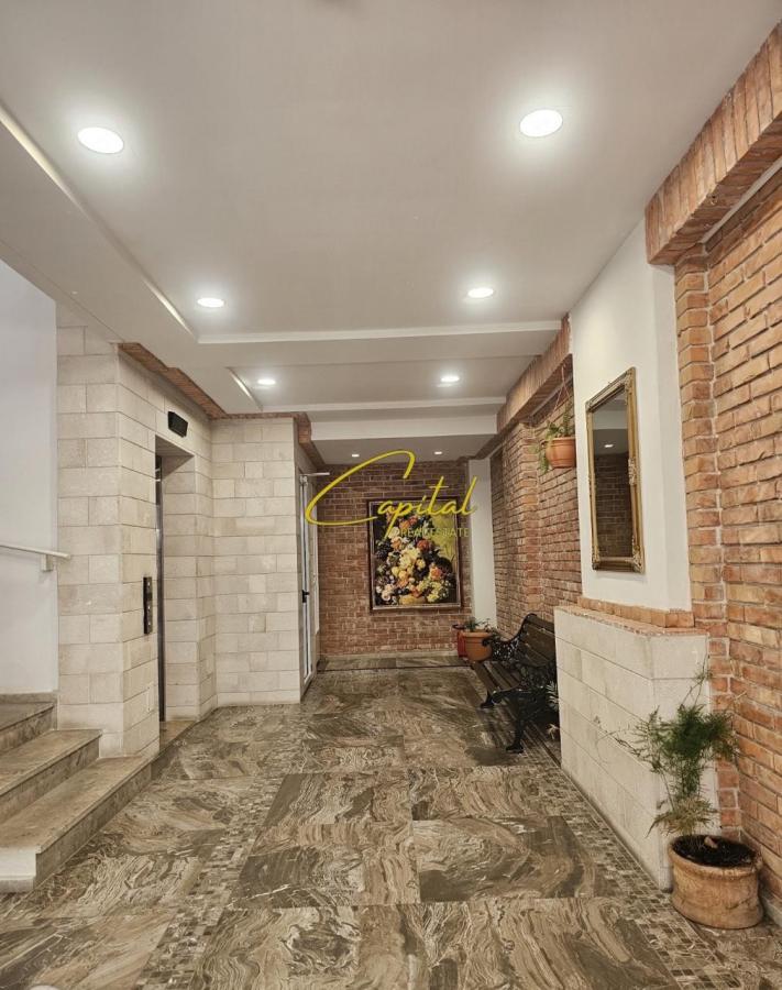Zyre me qira 74 m2 stadiumi air albania 1.250 euro