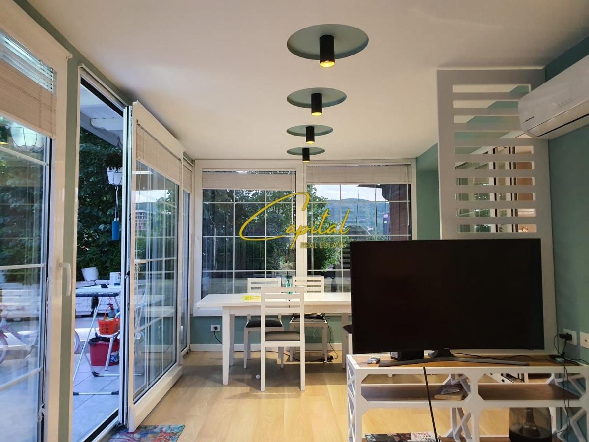 Zyre me qira 135 m2 rruga e kosovareve 180.000 leke
