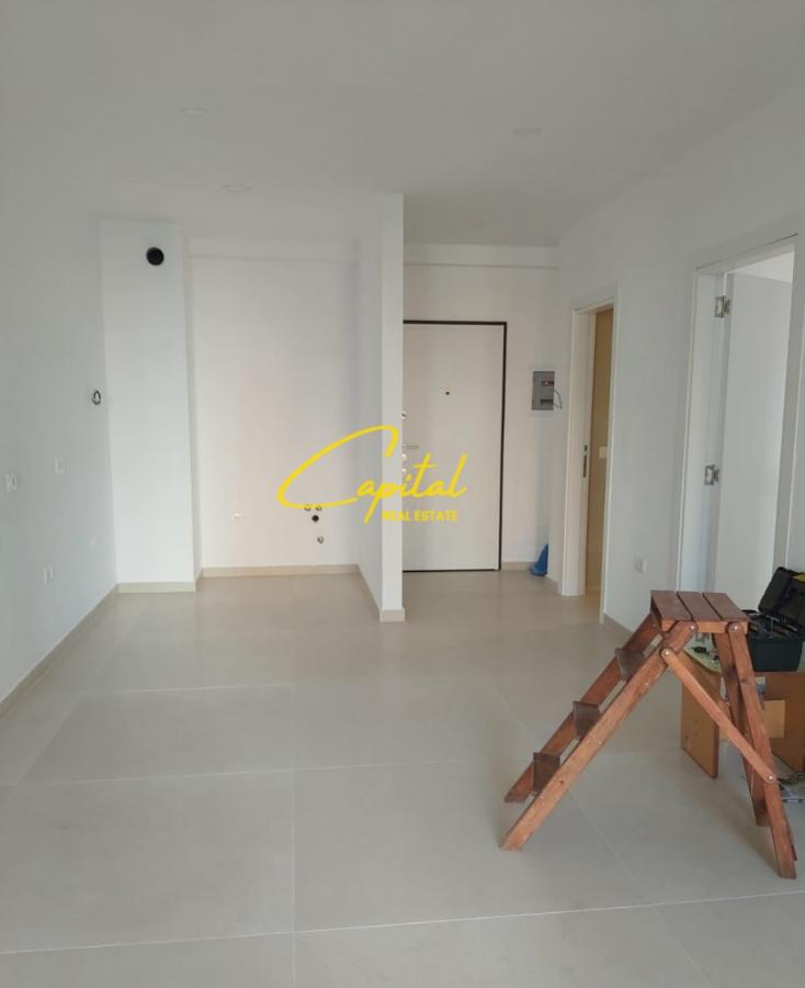 Zyre me qira 67 m2 rruga kongresi i manastirit 50.000 leke