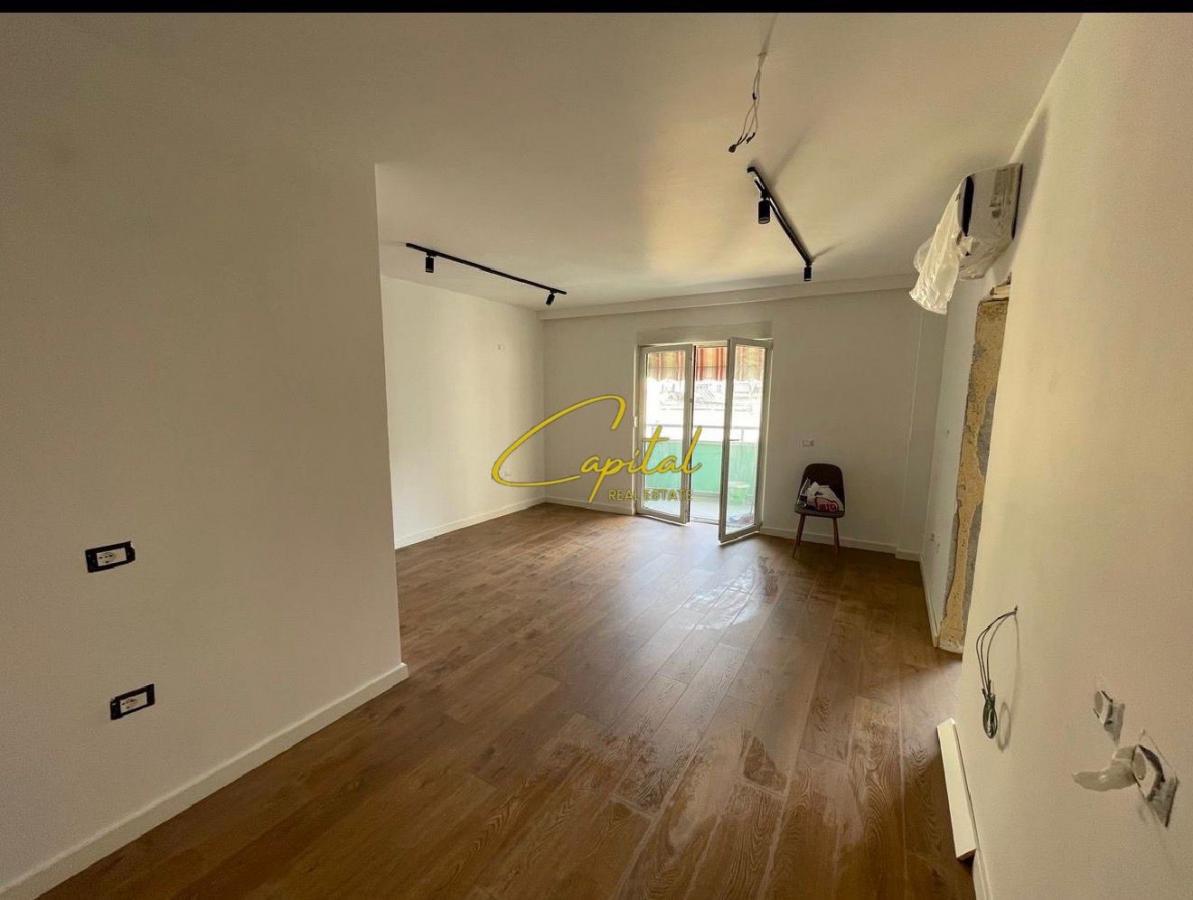 Zyre me qira 68 m2 stadiumi air albania 1000 euro