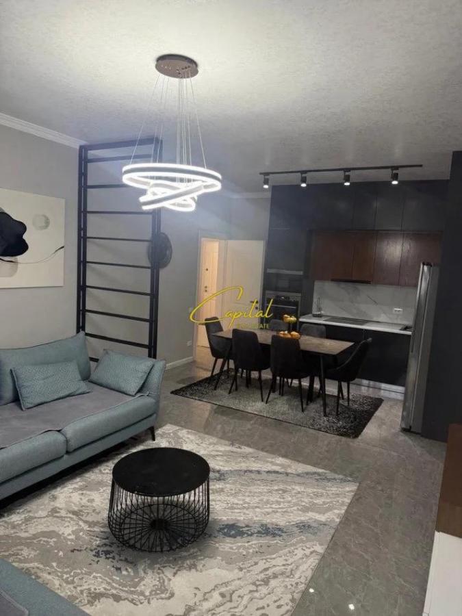 Apartament me qira 2+1 qendra tregtare teg 700 euro