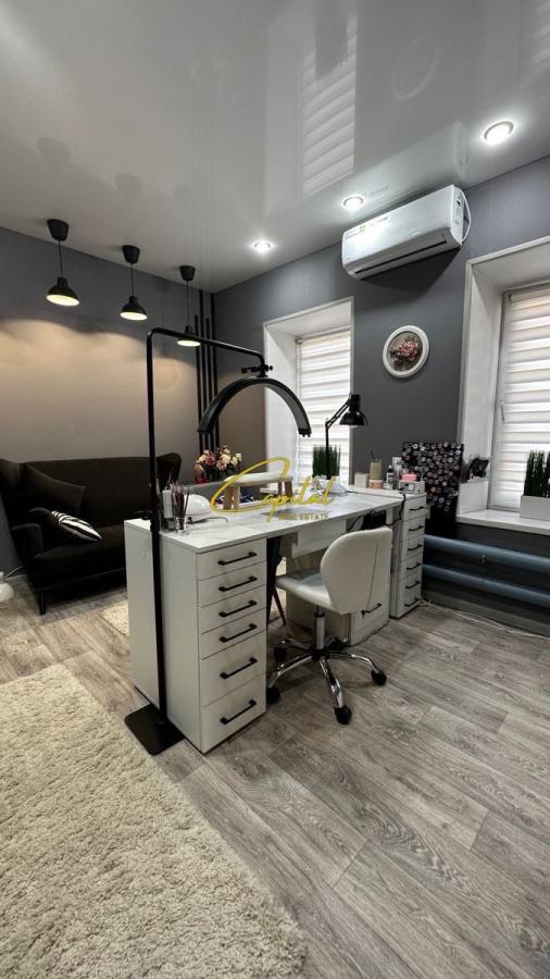 Ambient biznesi me qira 45 m2 21 dhjetori 60.000 leke