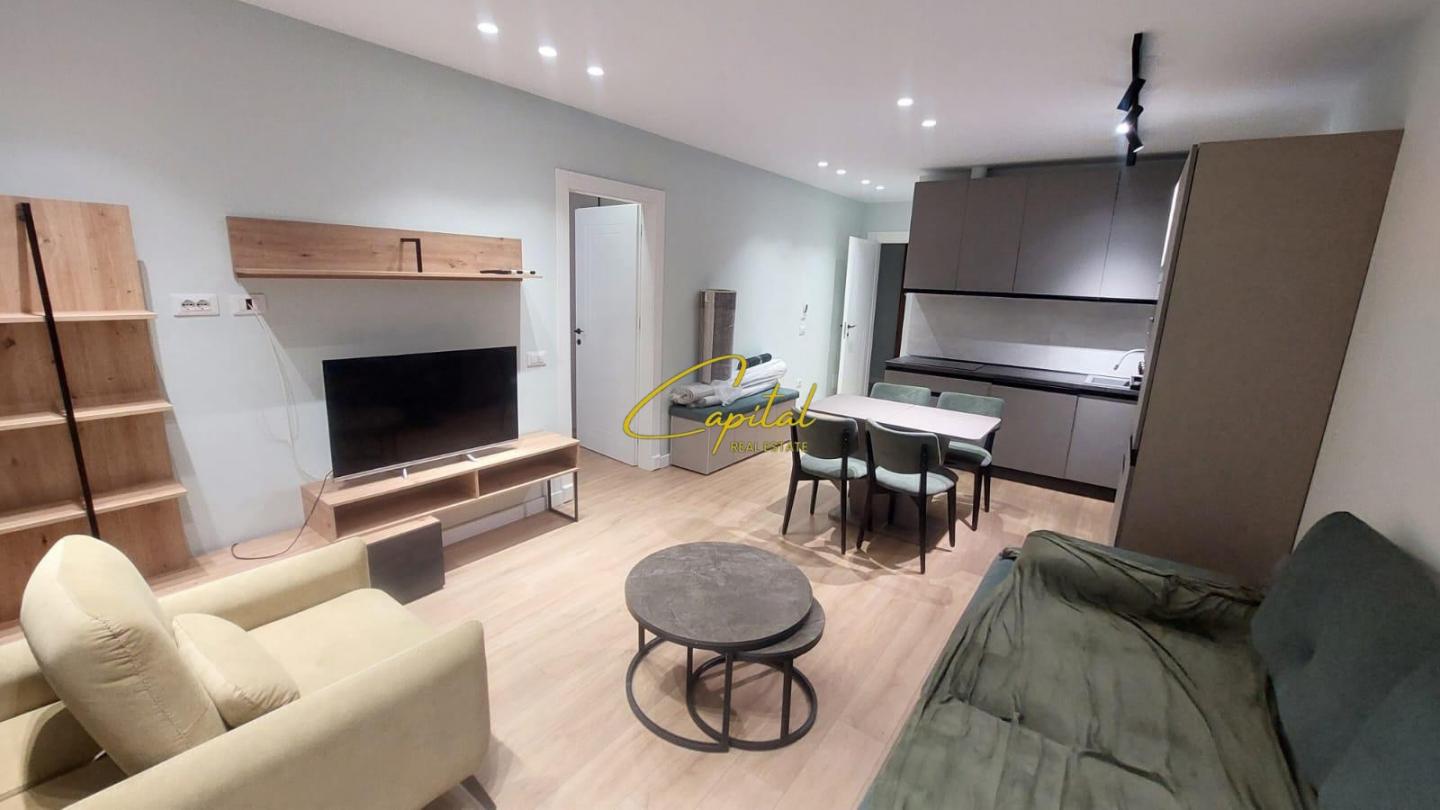 Apartament me qira 1+1 komuna e parisit 700 euro