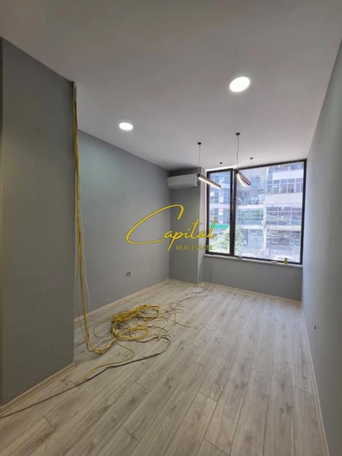 Ambient biznesi me qira 31 m2 zogu i zi 60.0000 leke