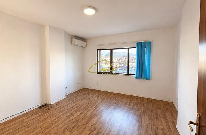 Ambient biznesi me qira 75 m2 rruga e kavajes 60.000 leke