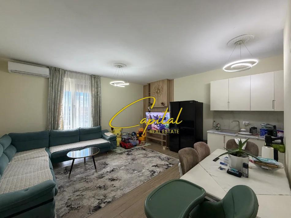 Apartament me qira 2+1 rruga e dibres 1000 euro